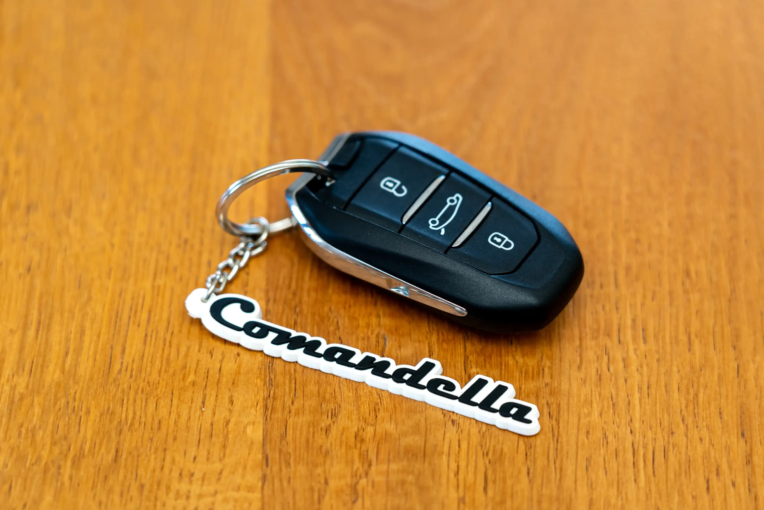 Autoschluessel mit einem Anhaenger des Autohauses Comandella.