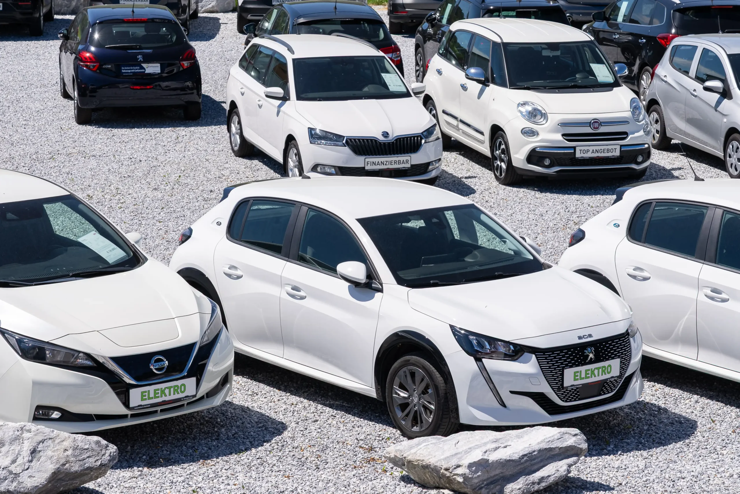 Mehrere weisse Fahrzeuge des Autohauses Comandella welches eine große Auswahl an Neu- und Gebrauchtwagen aller Art bietet.