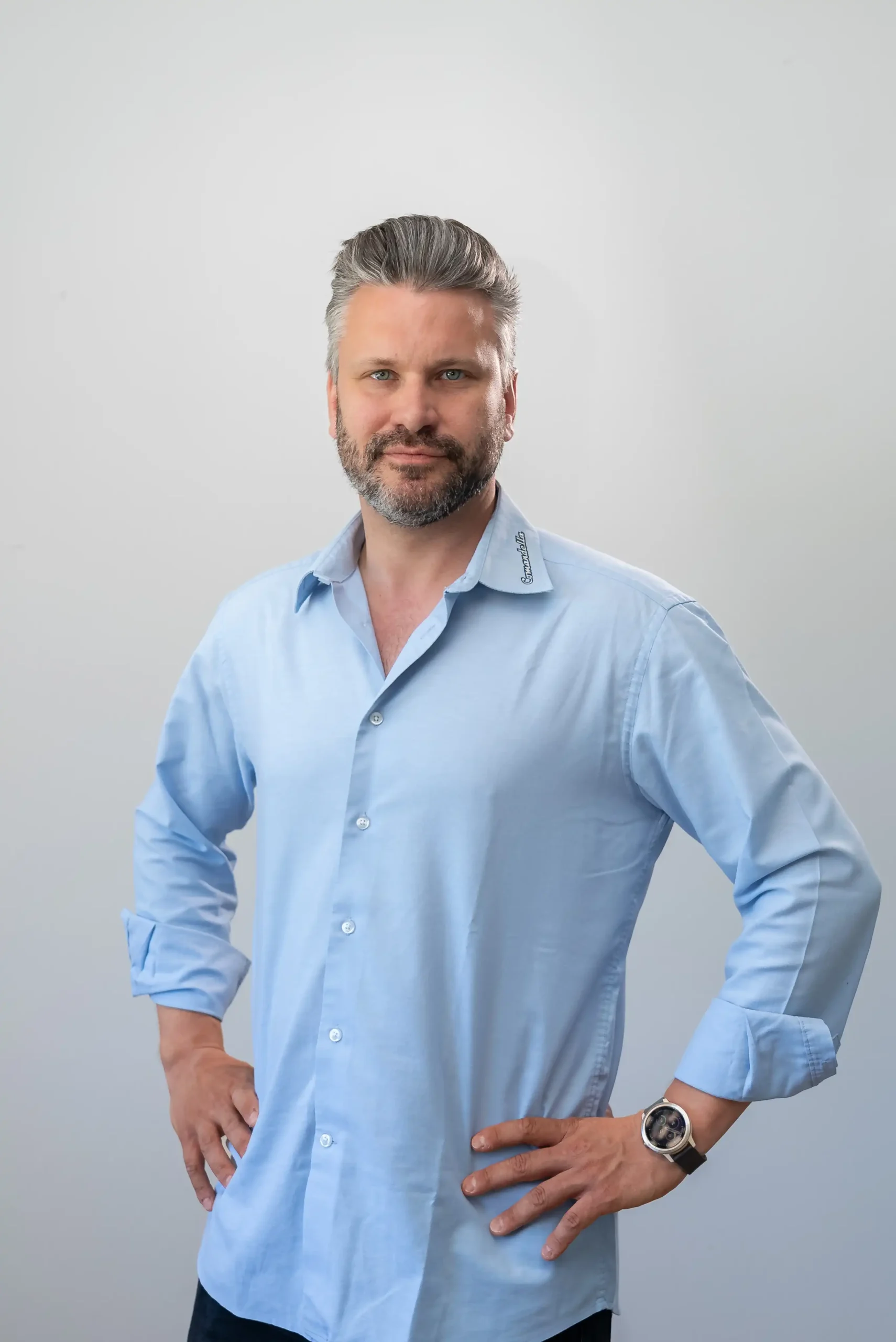 Kompetenter Mitarbeiter des Autohauses Comandella