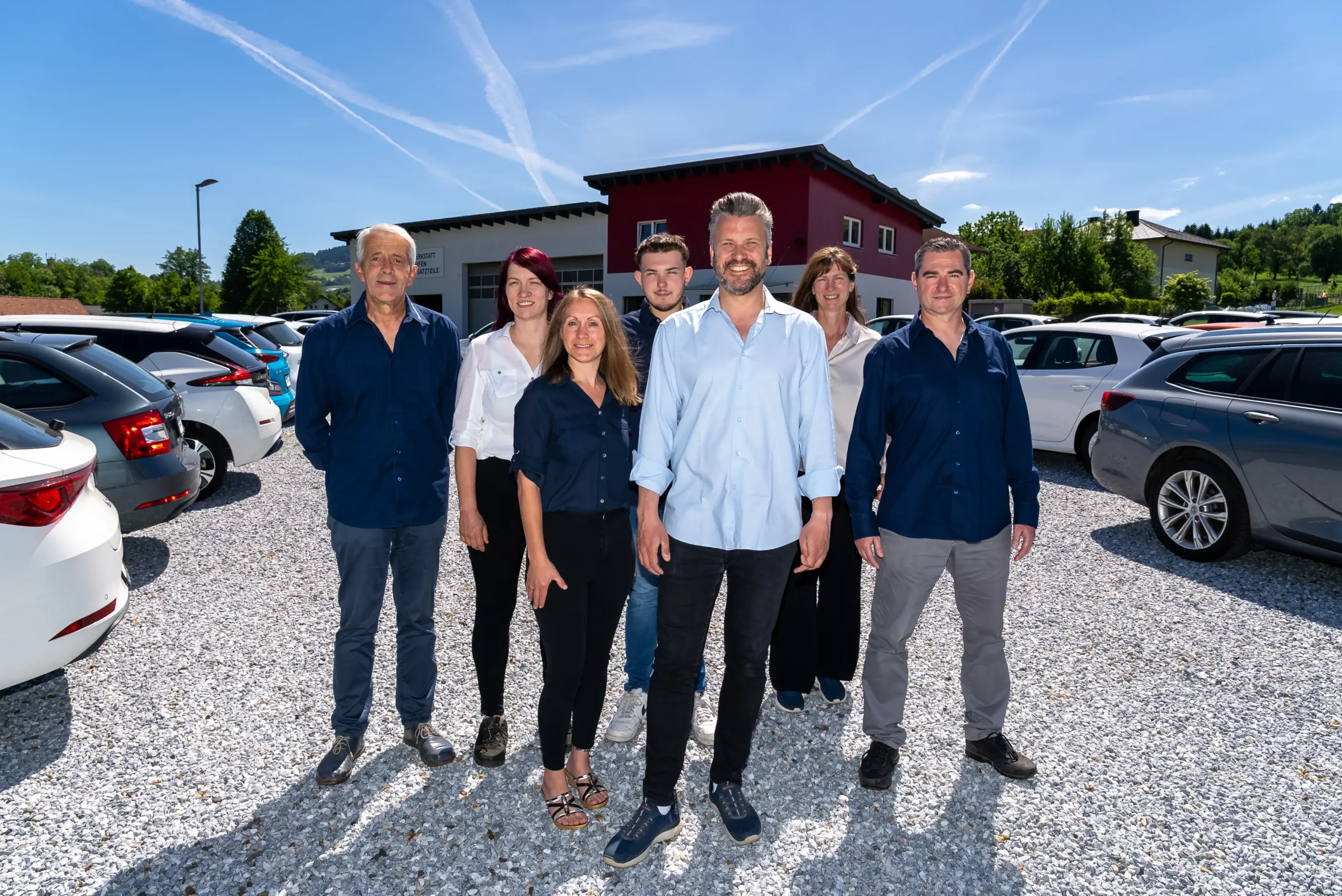 Das Team des Autohauses Comandella vor dem Autohaus am Standort in St. Georgen an der Leys.